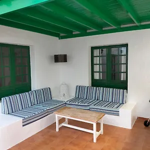 https://apartamento-amura-en-playa-de-las-cucharas.in-canary-islands.com